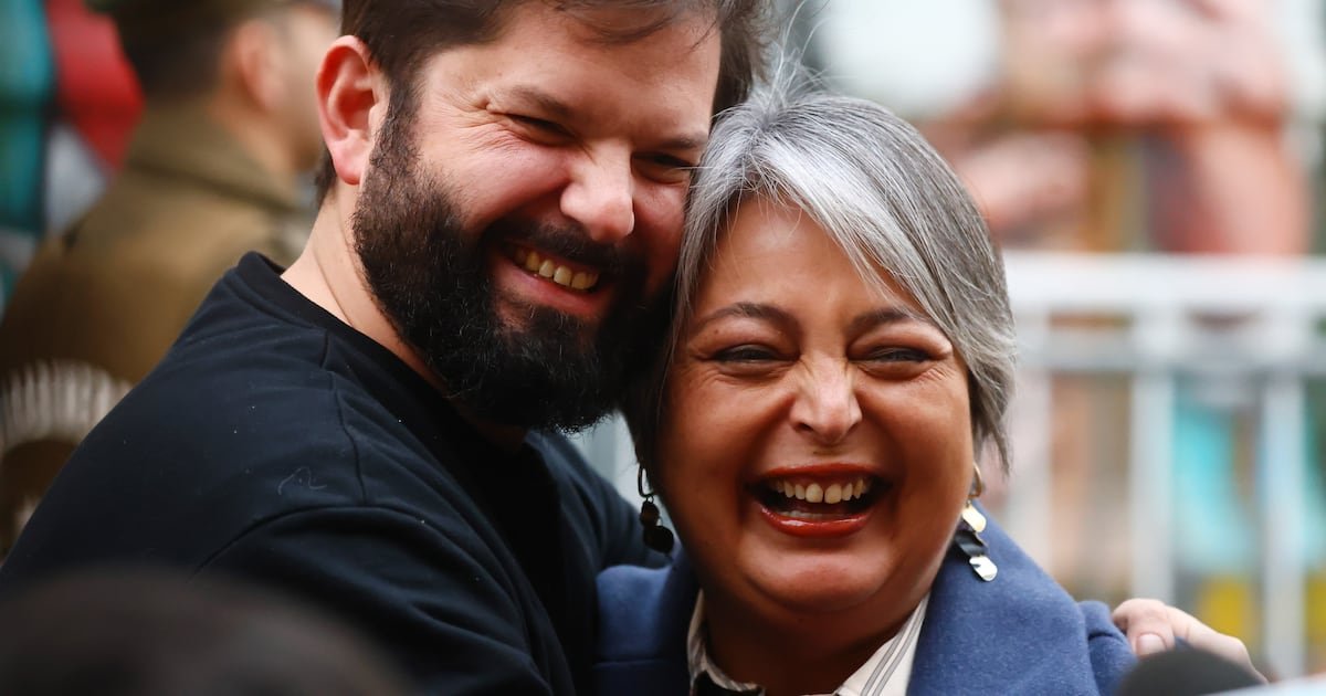 “Con el corazón hinchado”: el cariñoso recibimiento de Boric a Jara en su casa tras triunfo de la PC en primaria oficialista “Con el corazón hinchado”: el cariñoso recibimiento de Boric a Jara en su casa tras triunfo de la PC en primaria oficialista